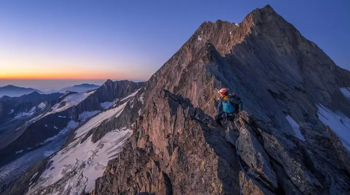 Sonnenaufgang zwischen verschneiten Berggipfeln | © DAV/Silvan Metz
