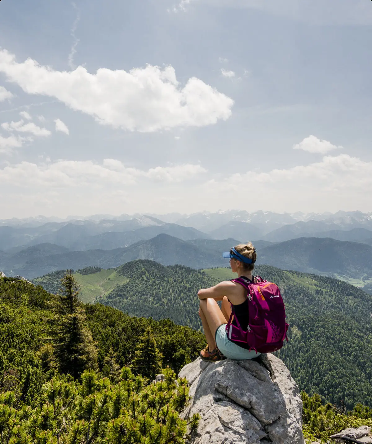 Zwei Wanderer genießen die Aussicht in den Chiemgauer Alpen | © DAV/Hans Herbig