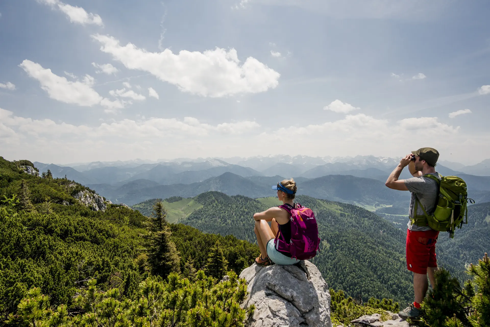 Zwei Wanderer genießen die Aussicht in den Chiemgauer Alpen | © DAV/Hans Herbig