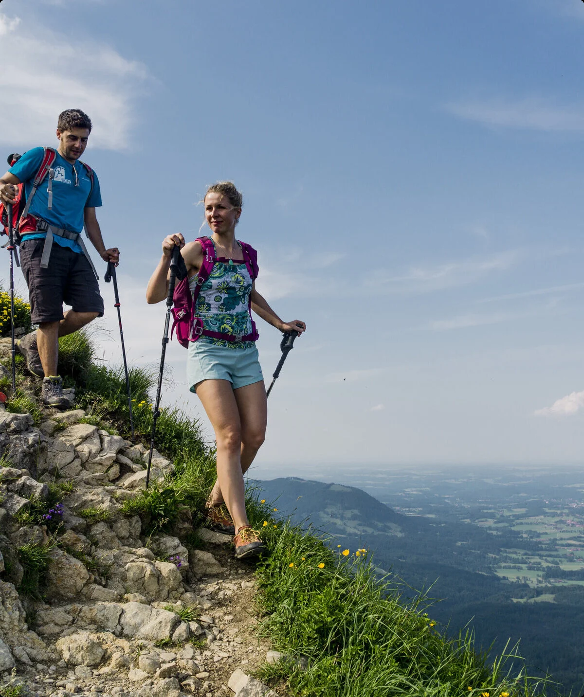 Abstieg: Zwei Wanderer auf den grünen Berghängen der Chiemgauer Alpen | © DAV/Hans Herbig