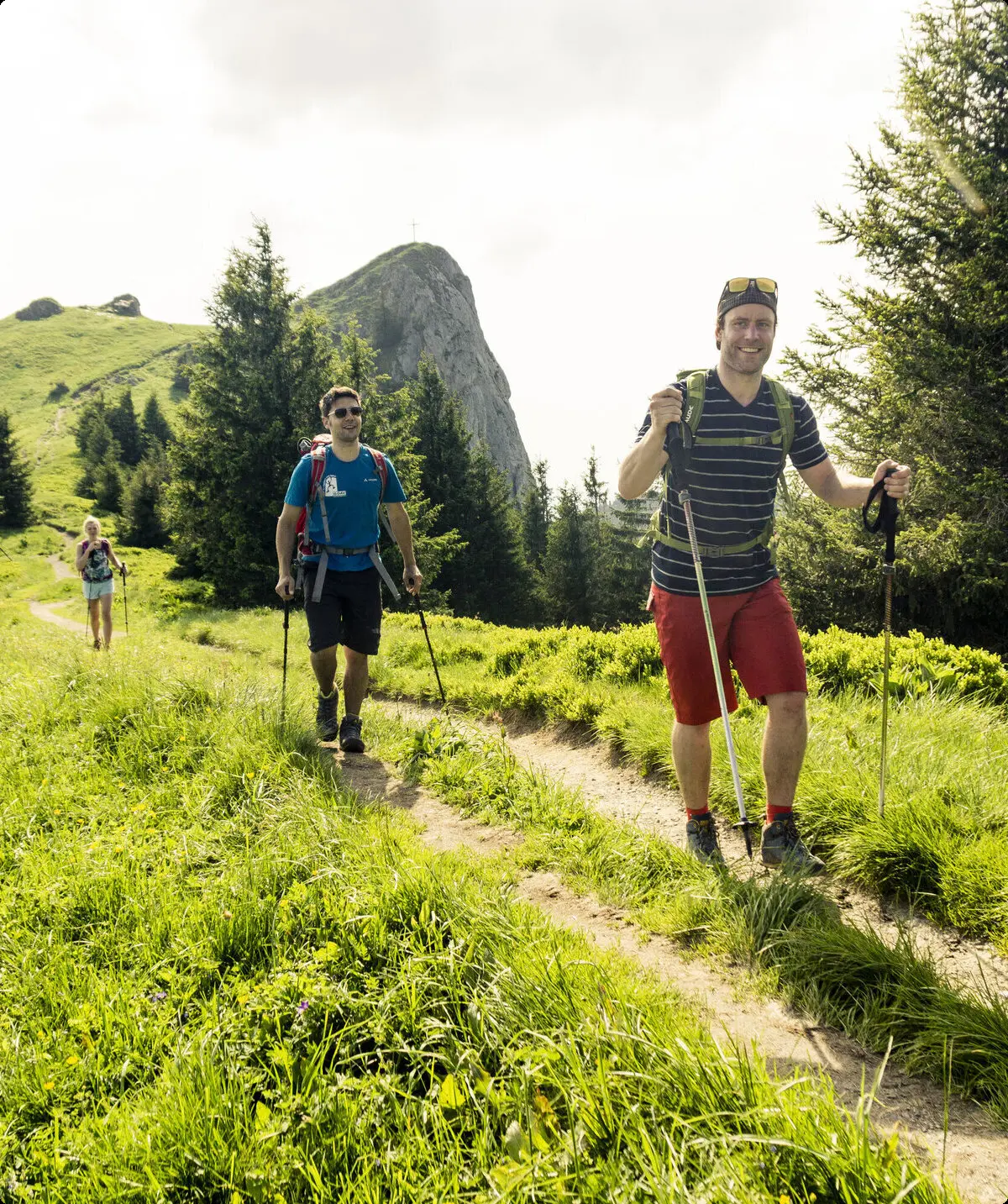 Zwei Wanderer mit Stöcken marschieren über einen grünen Bergpfad | © DAV/Hans Herbig